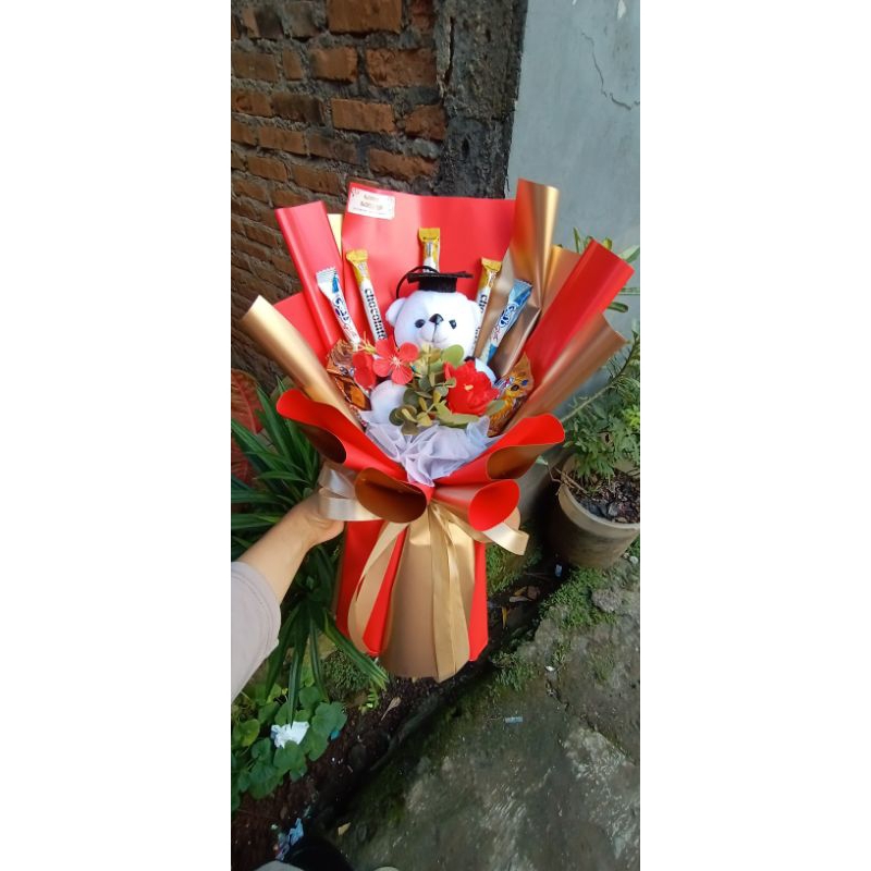 buket boneka - buket boneka wisuda - hadiah wisuda - buket makanan dengan boneka