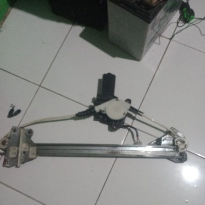 Regulator power window Mazda familia lantis kanan sopir