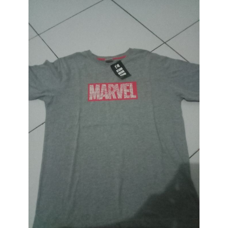kaos marvel uniqlo