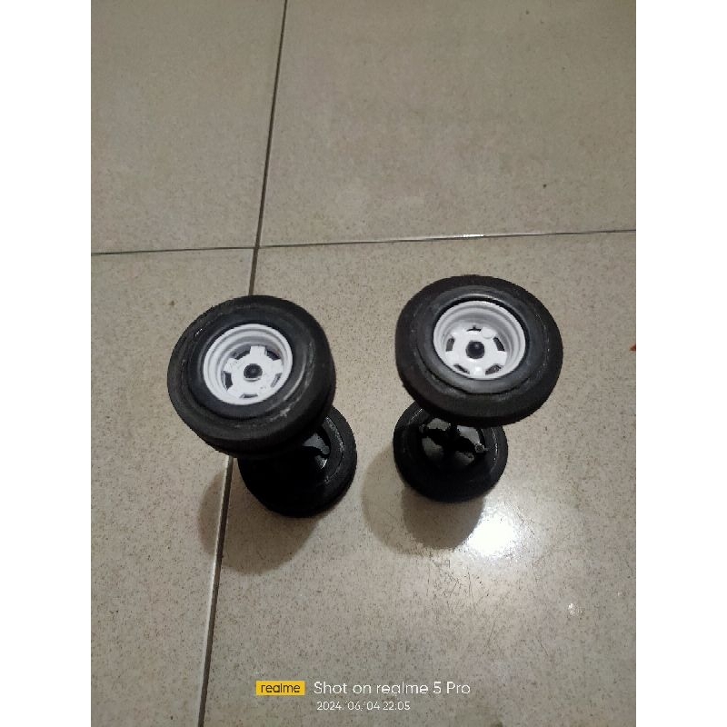 Ban miniatur truk plastik modif busa