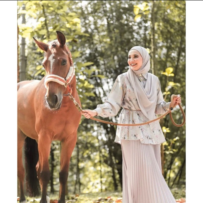 preloved zaskia sungkar amaryllis eshal blouse grey