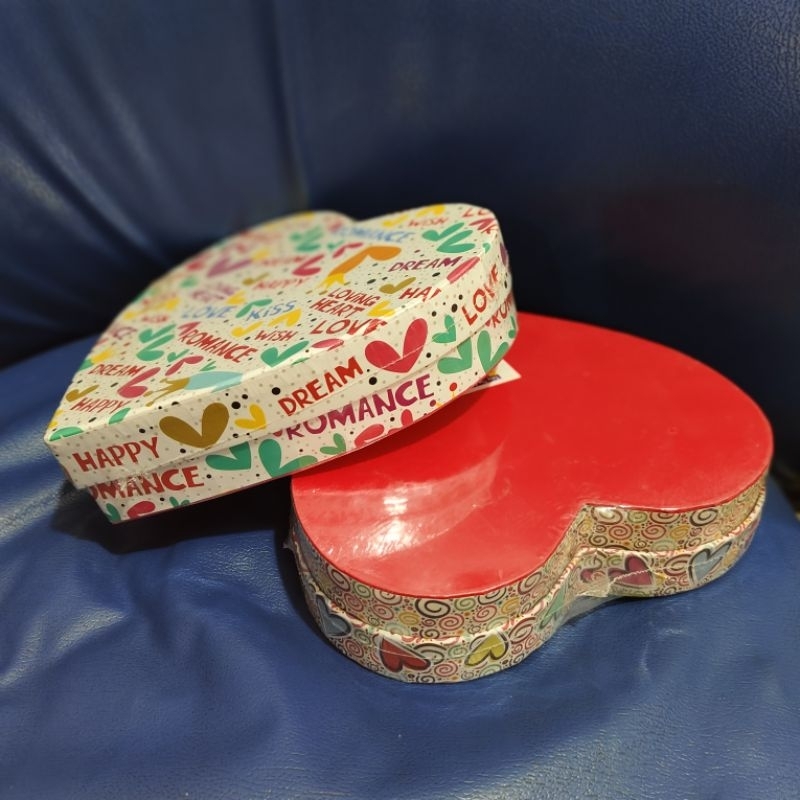 

tempat love kado besar uk. 20x19x4.5, motif random