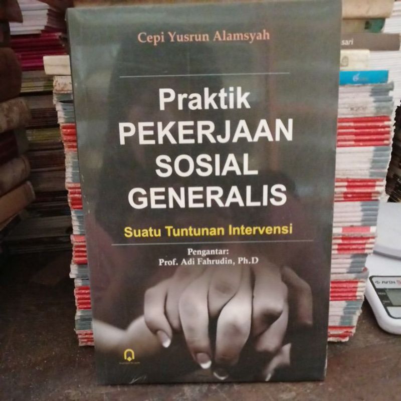 Praktik pekerjaan sosial generalis. suatu tuntunan intervensi.  cr35