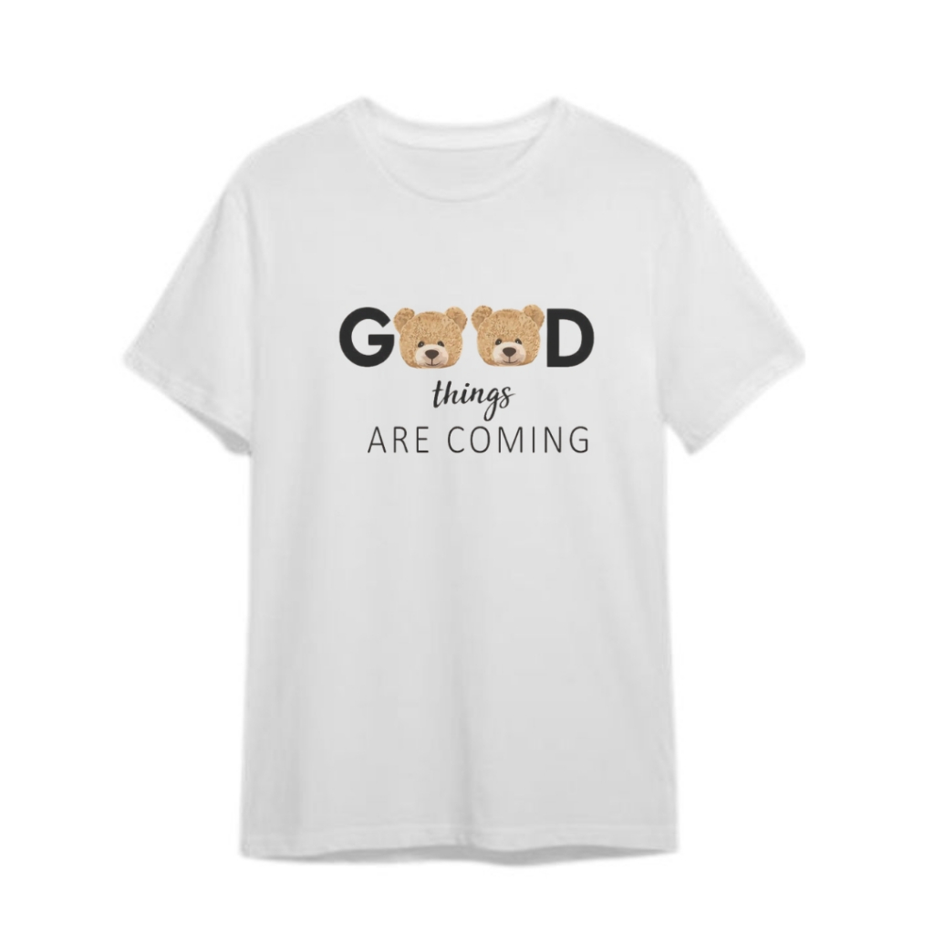 Baju Kaos Wanita dan Pria Motif Print Beruang Teddy Bear Good Things Bahan Katun Lengan Pendek Kerah