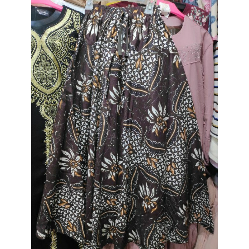 JUAL ROK PAYUNG BATIK MOTIF BUNGA BUNGA WARNA COKLAT KOMBINASI PUTIH DAN MOKA