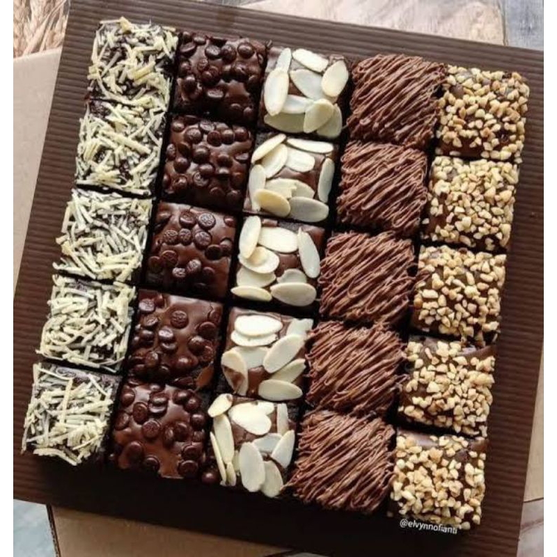 

Brownies Fudgy Brownies Panggang lembut Dengan Topping Keju Chocochips Oreo Almond Ukuran 12x33cm Isi 12pcs