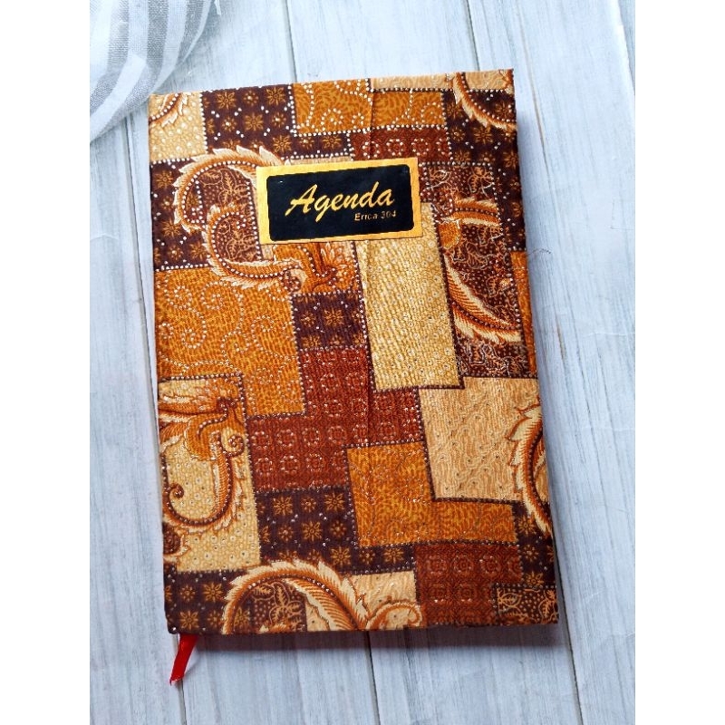 

AGENDA ERICA A5 304 BATIK/UK 14.5X21CM