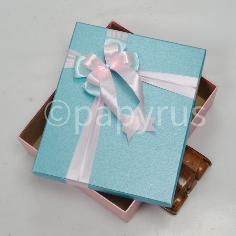 

PAPYRUS Kombinasi 25x30 Tinggi 5cm Kotak Kado Gift Box V2