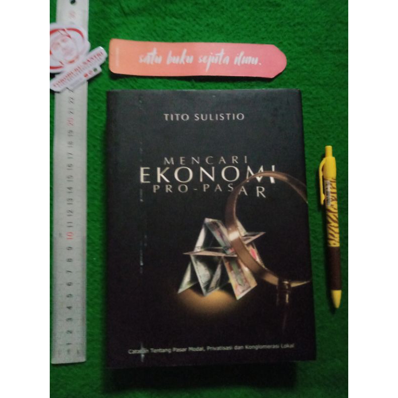 Buku Mencari Ekonomi Pro Pasar by Tito Sulistio.