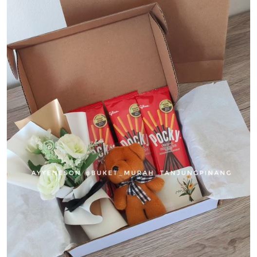 Hampers Boneka Beruang Coklat Snack dan Buket Bunga Putih