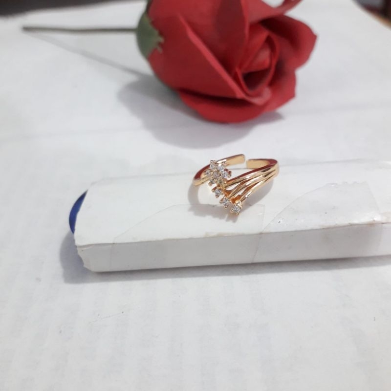 Cincin permata bintang kecil warna lapis emas buat anak.