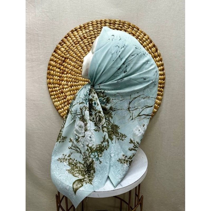 HIJAB SEGI EMPAT VOAL MOTIF BUNGA MINT PUTIH