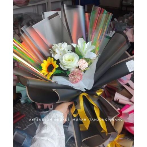 Buket Bunga Putih Kuning Kertas Warna Hitam Warna-Warni