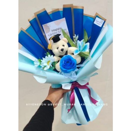 Buket Boneka Wisuda Putih dan Bunga Biru Kertas Warna Biru