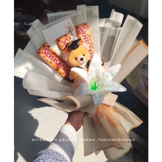 Buket Coklat 3 Silverqueen Besar Boneka Wisuda Coklat dan Bunga Lily Putih Kertas Warna Peach