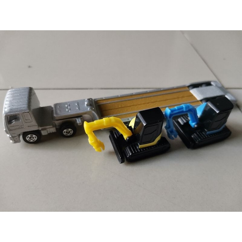 tomica isuzu giga heavy construction