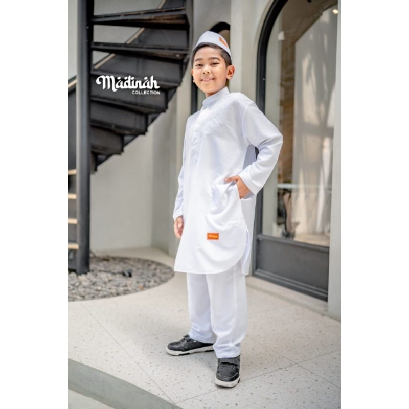 Koko putih anak lengan panjang