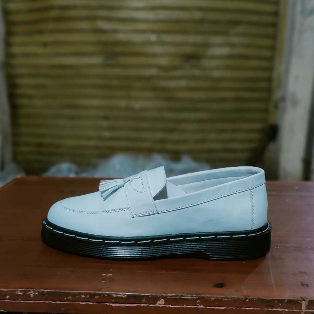 KLIK - Sepatu Pansus Pantofel Kulit Sintetis Slop Putih Pria Formal