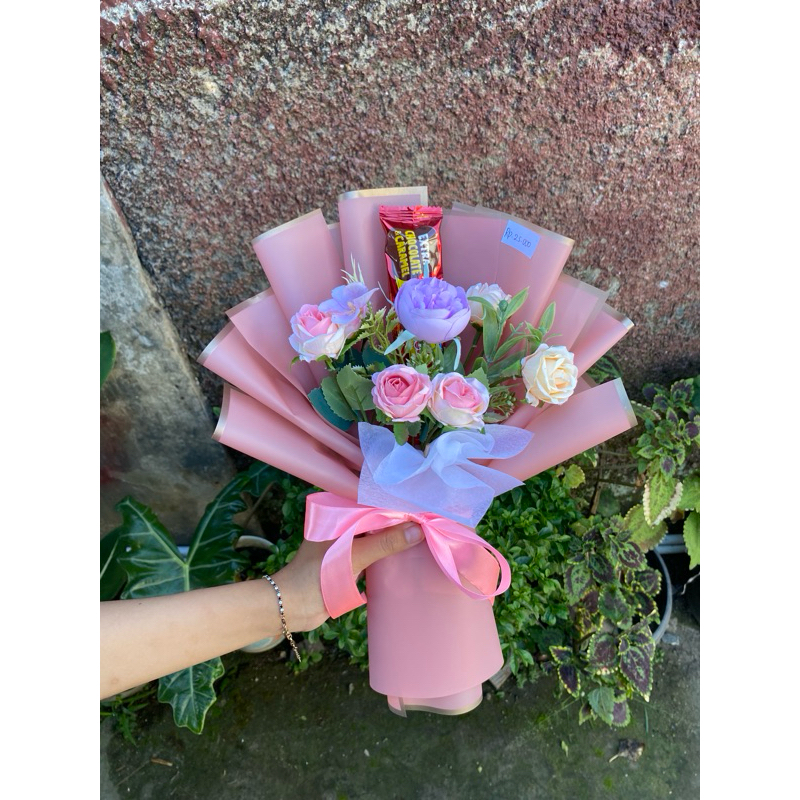 

BOUKET SNACK BENG-BENG DAN BUNGA WISUDA