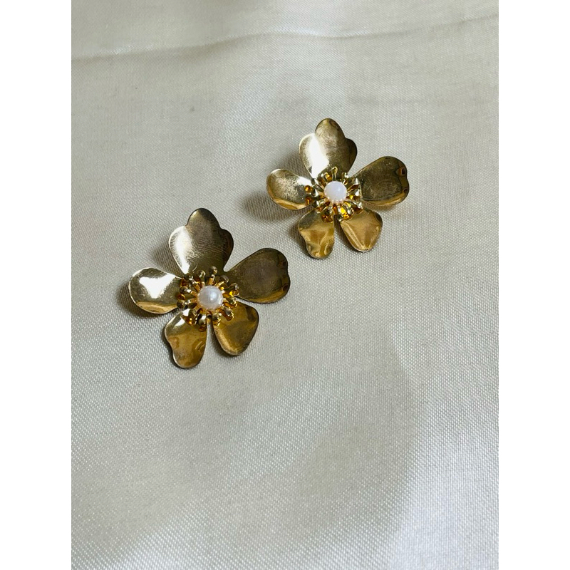 anting bunga emas