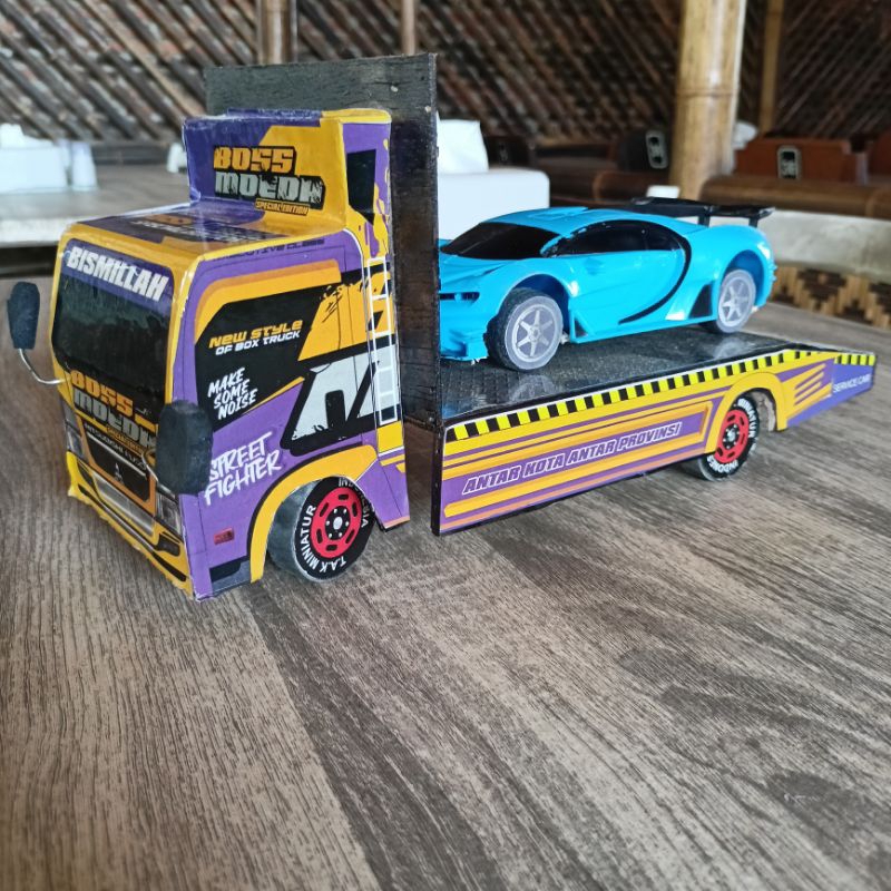 Mainan Miniatur TRUK CANTER TOWING sudah berikut Mobil SEDAN BALAP full Lampu