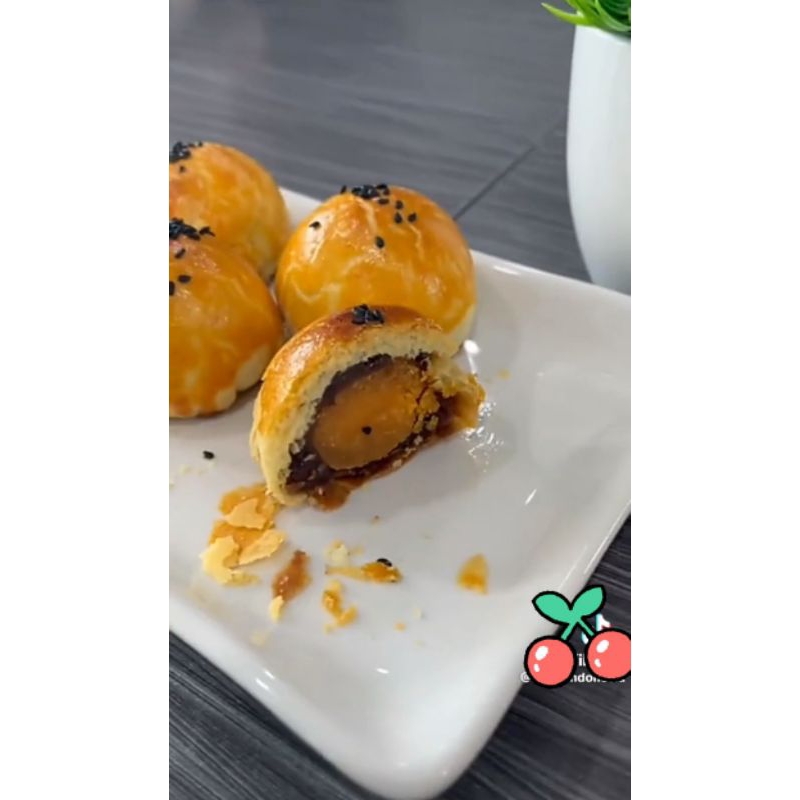 

Mooncake Taiwan 70 gr / Pia egg yolk isi 3 & 6 pcs ( halal )