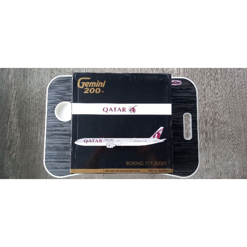 Diecast Pesawat 1:200 Qatar AIrliness Boeing 777-300 ER Merek Gemini