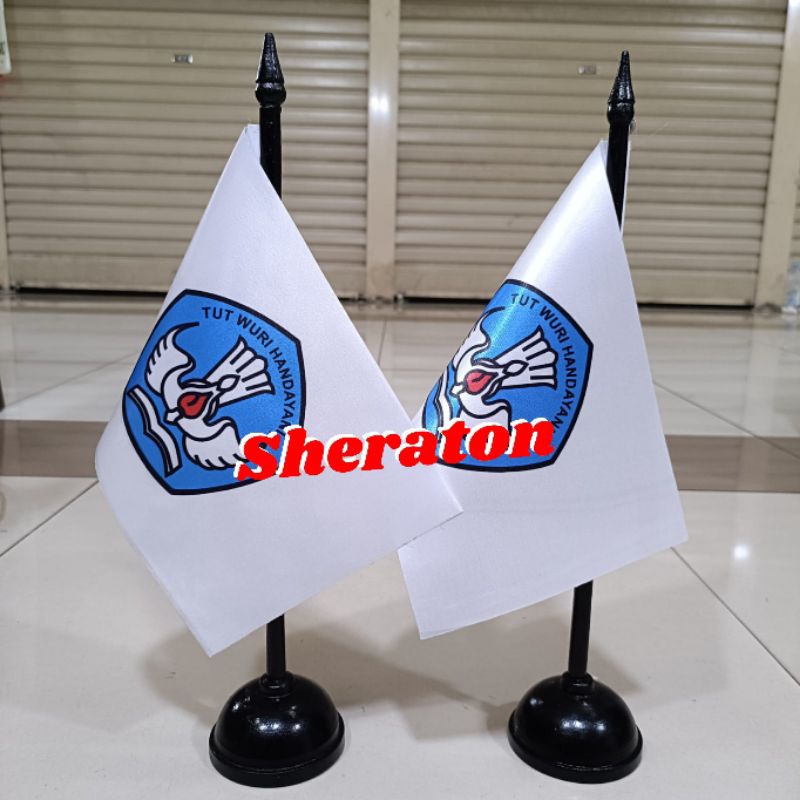

tiang kayu meja+bendera sekolah TUT WURI dasar putih