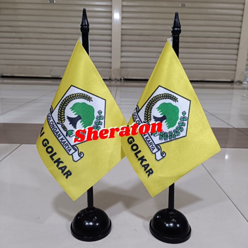 

tiang kayu meja+bendera partai GOLKAR