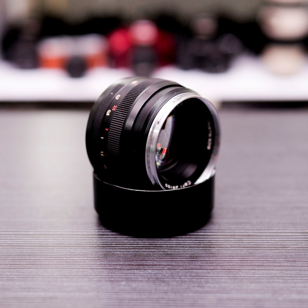 Lensa Carl Zeiss Planar 50mm F1.4 Canon Lensa DSLR