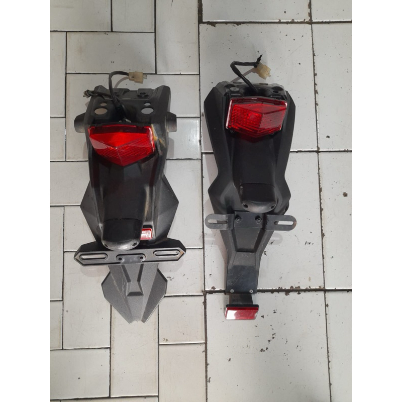 spakbor lampu belakang klx