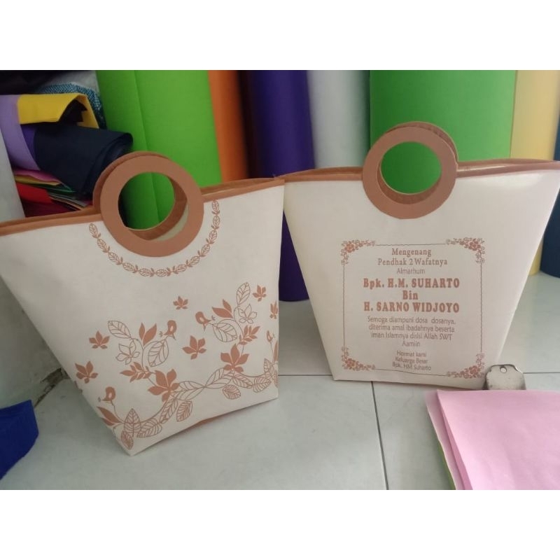 

tas berkat hajatan pegangan bulat uk. DUS 20x20 custom sablon nama