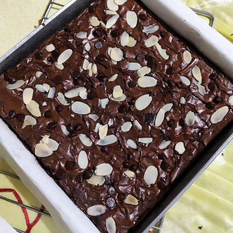 

Brownies Almond, chocochip (Ukuran 20x20) (Bisa kirim Keluar Kota)