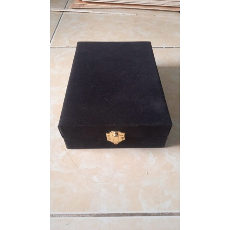 

box plakat bahan bludru