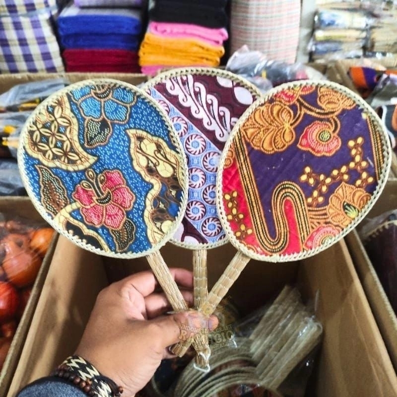 KIPAS TANGAN ANYAMAN PANDAN MOTIF BATIK BULAT KIPAS TANGAN LUCU JADUL KIPAS TANGAN PANDAN BATIK BULA