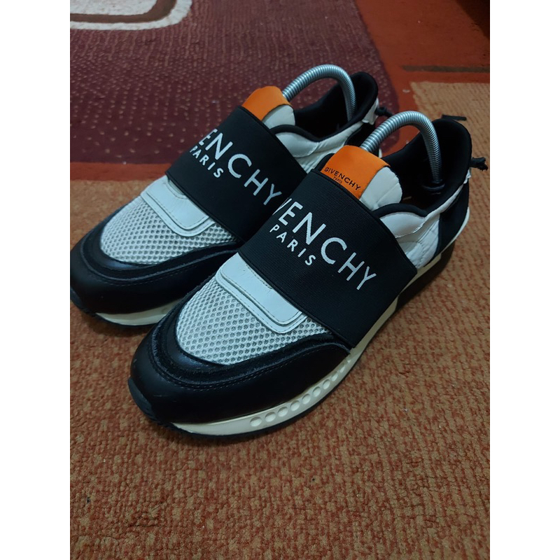 Sepatu givenchy paris