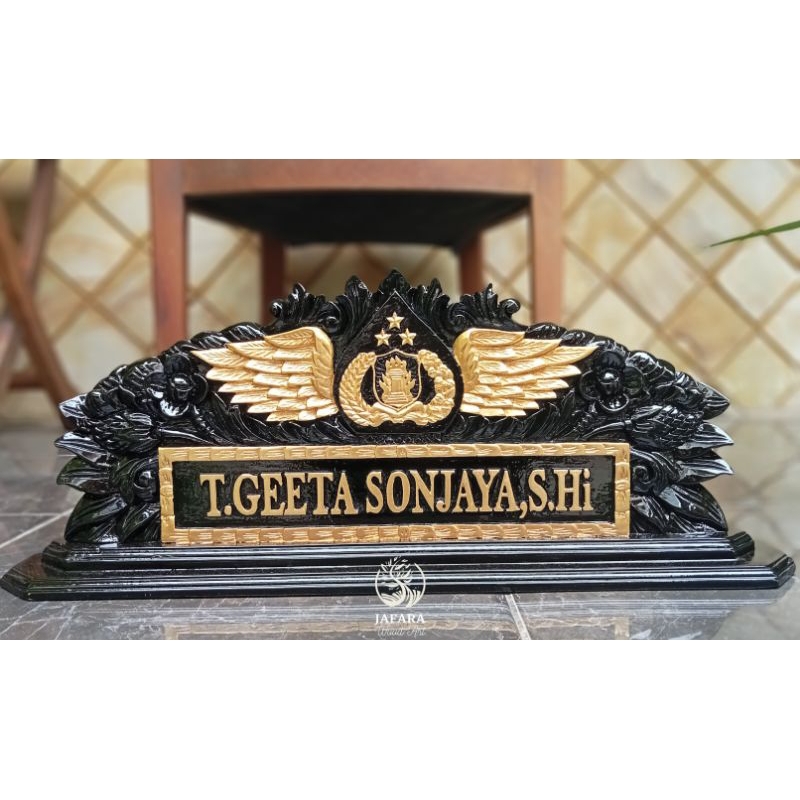 

Papan Nama Meja Jabatan Ukir Jati Custom Logo Tribata Polri