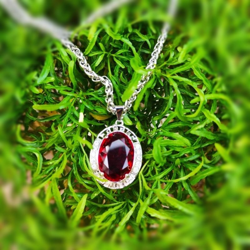 kalung liontin merah delima