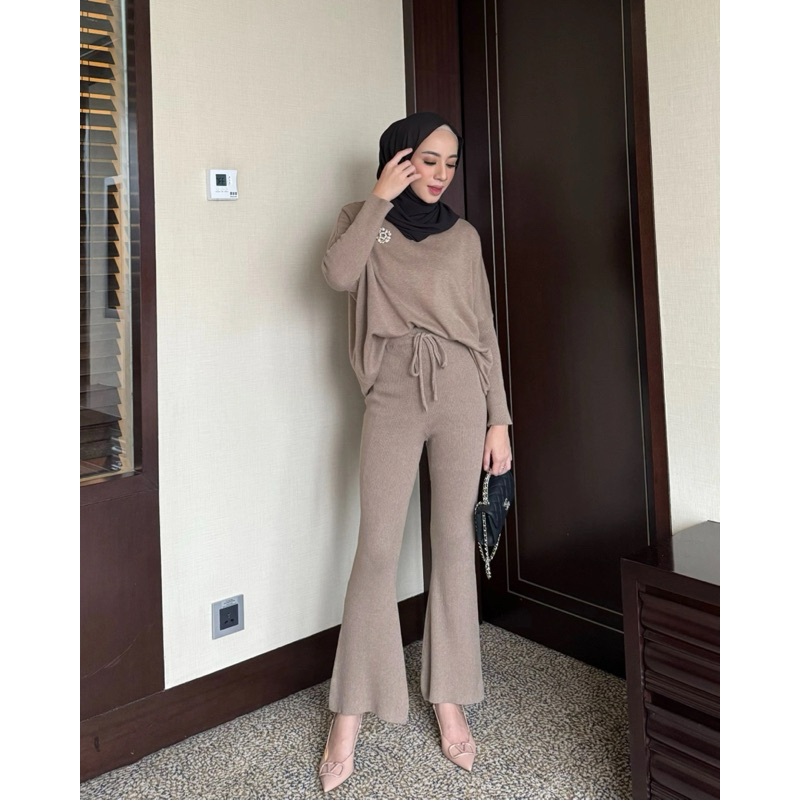 Borjue Knit Pants by Gonegani