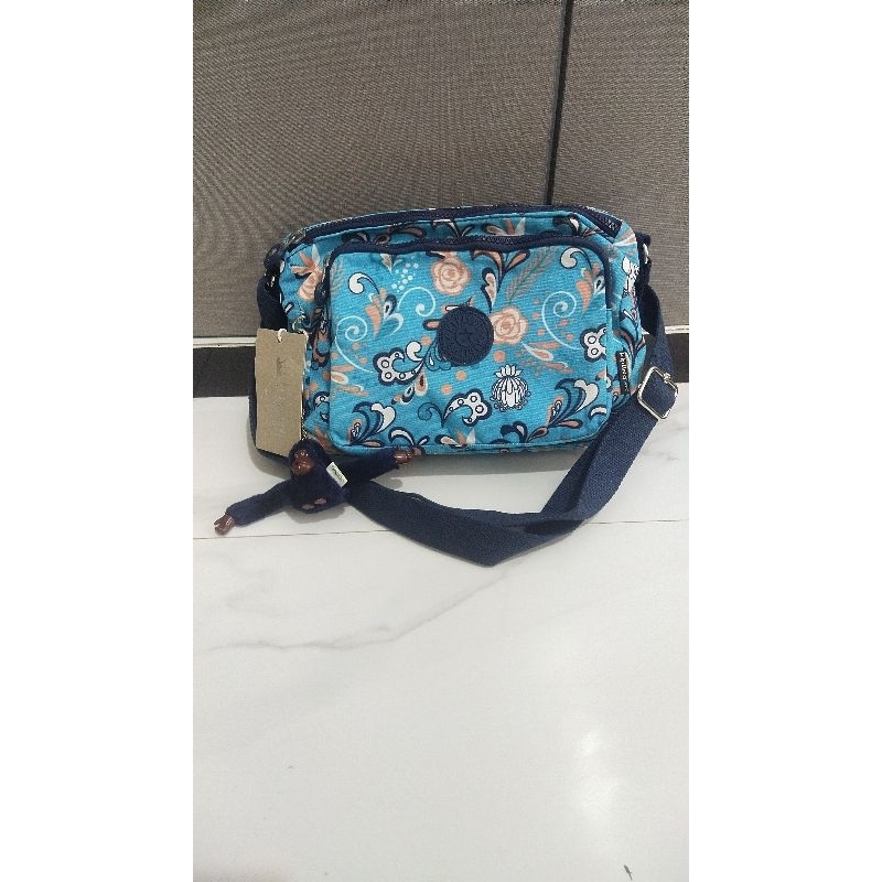 tas kipling selempang biru motif