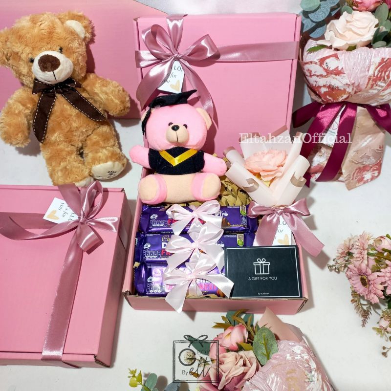 

[PINK] HAMPERS WISUDA PREMIUM GIFT BOX GRADUATION COKELAT DAIRY MILK