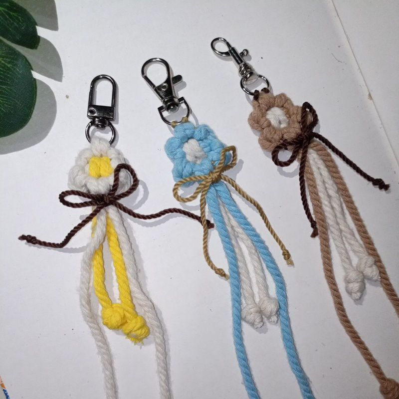 keychain macrame / gantungan macrame daisy / souvenir pernikahan / gantungan souvenir