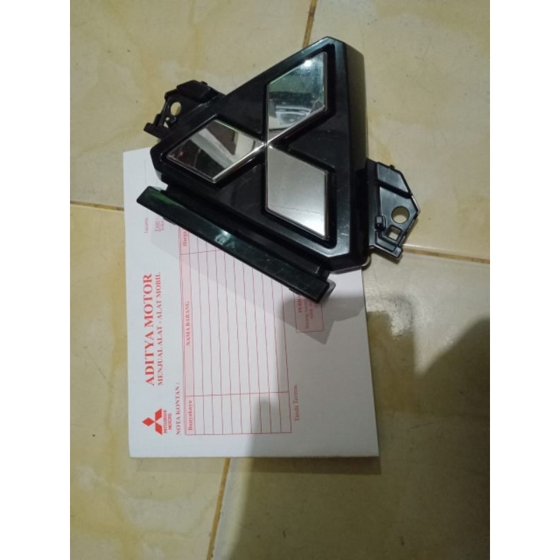 emblem logo merk tiga berlian new xpander cross 2021-2024