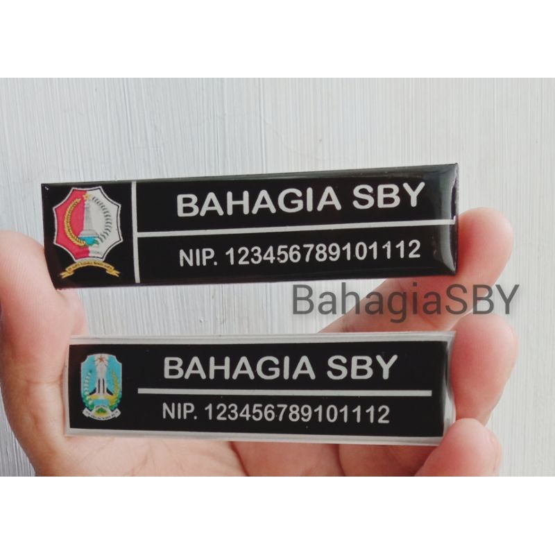 

Atribut Papan Nama Peniti Name Tag magnet List Putih Hitam Full Nama Dada Lapis Resin