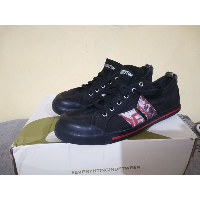 Macbeth Eliot Black Wallpaper Vegan