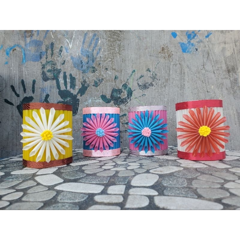 

daur ulang kaleng dan sedotan/ tempat pensil