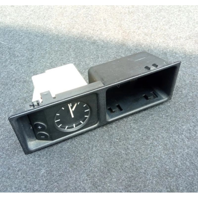 Jam Dashboard Analog Original. BMW E36