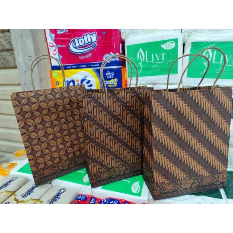 

paper bag batik ukuran sedang bahan bagus isi 10 pcs satu pak 3 motip merek kiki