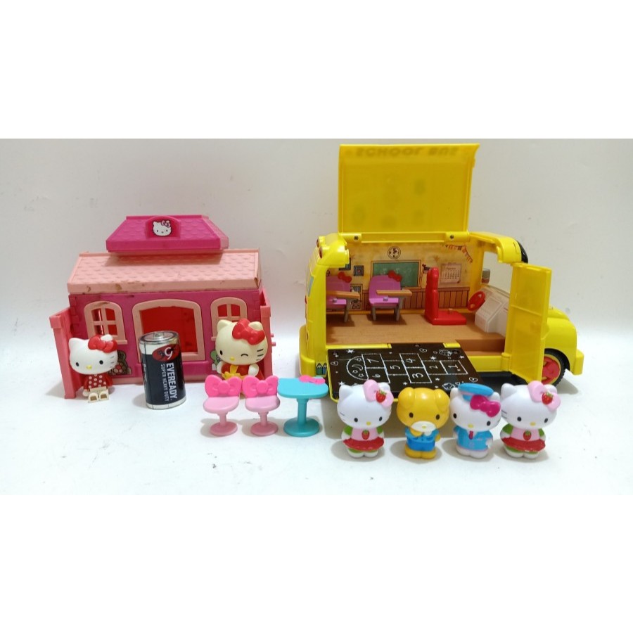 jada toys hello kitty school bus sanrio hello kitty brick home playset