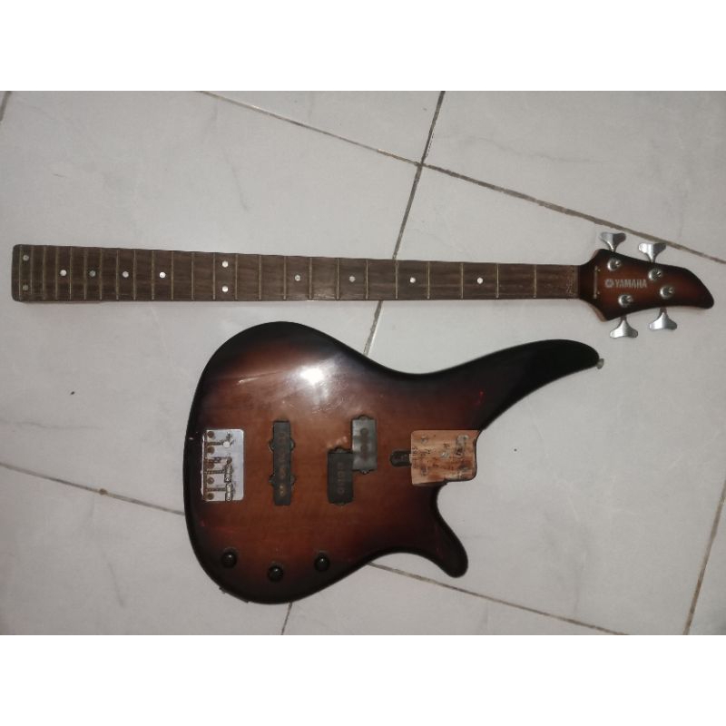 Gitar Listrik Yamaha bass